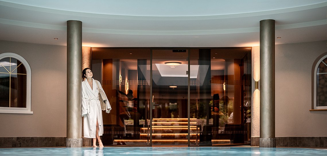 Frau stehend vor Schwimmbad