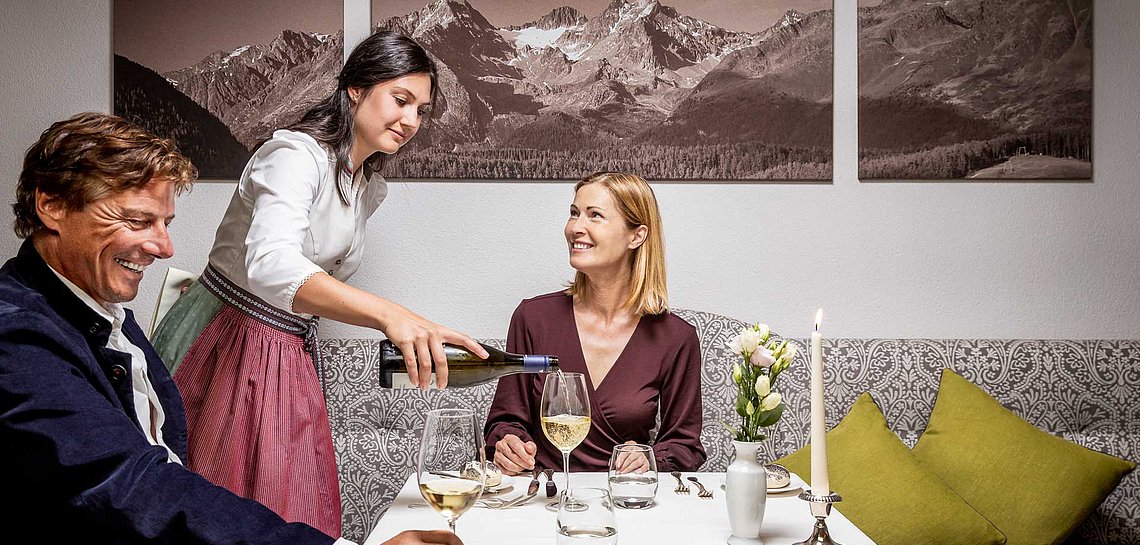 Paar im Restaurant mit Bedienung