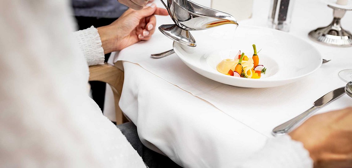 Restauranttisch mit Speisen