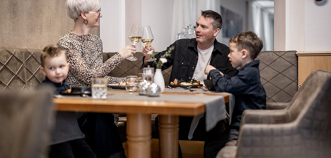 Familie beim Abendessen