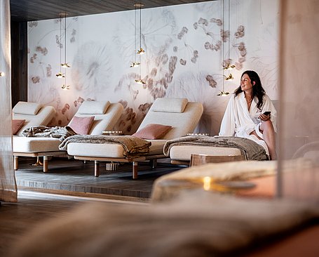 Frau auf Liege in Ruheraum