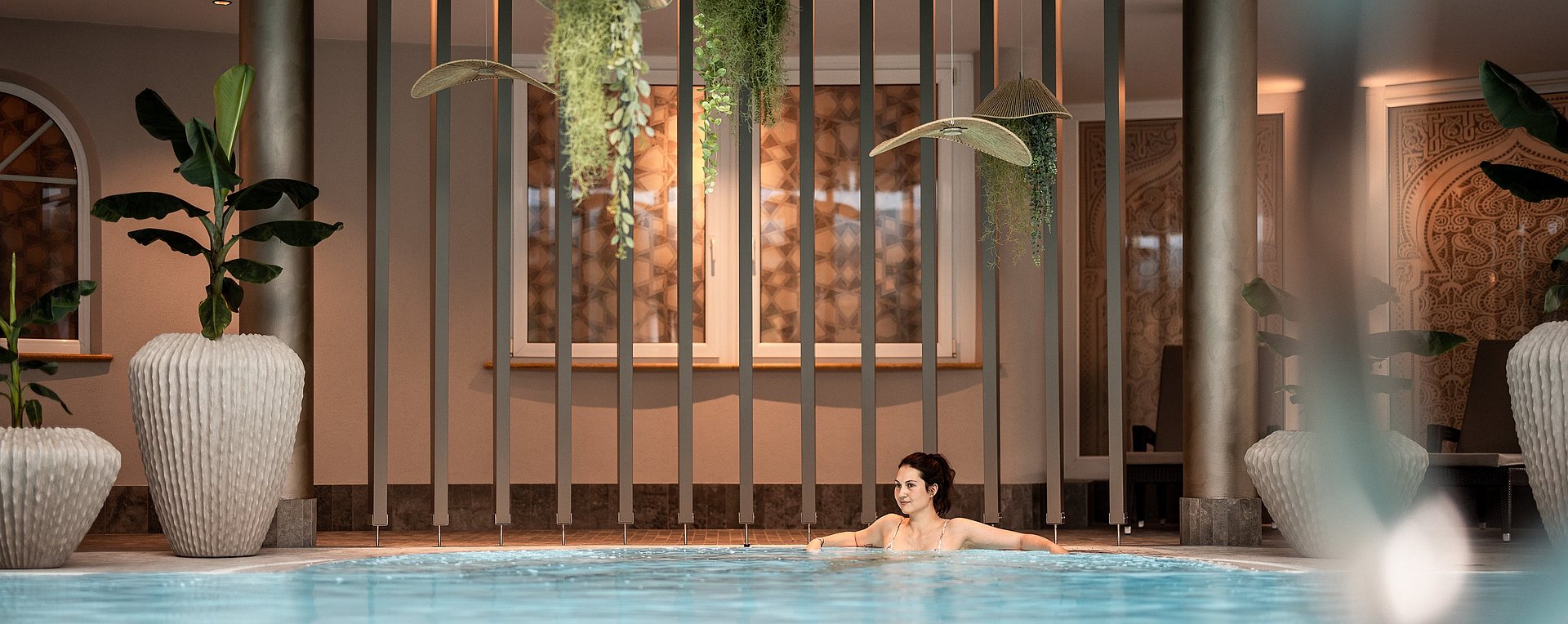 Frau im Pool in der Sprudelecke