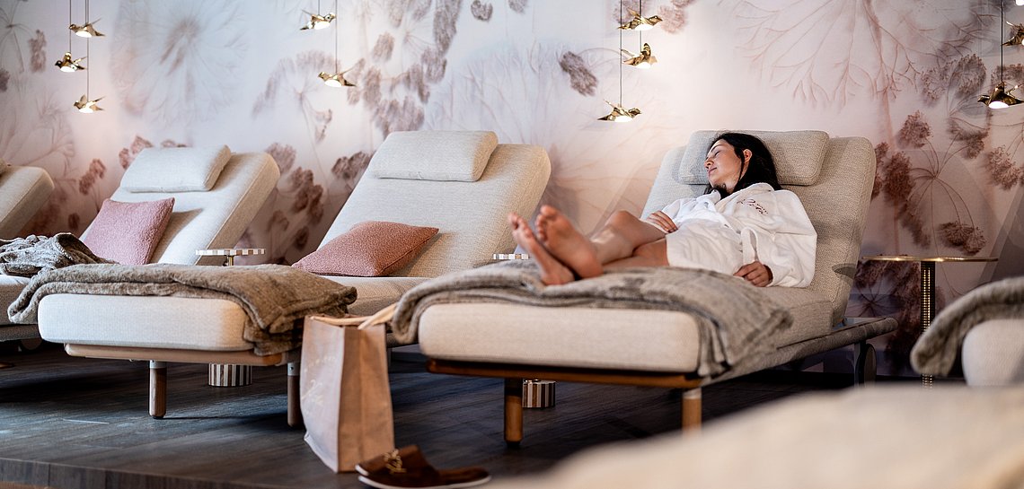 Schlafende Frau im Ruheraum