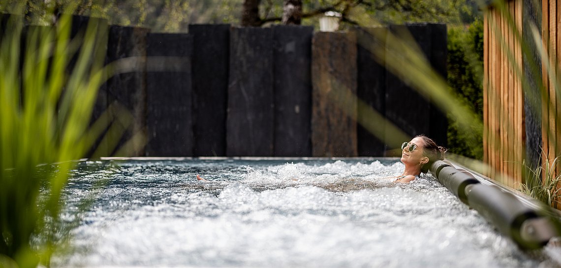 Frau im Relaxpool im Garten