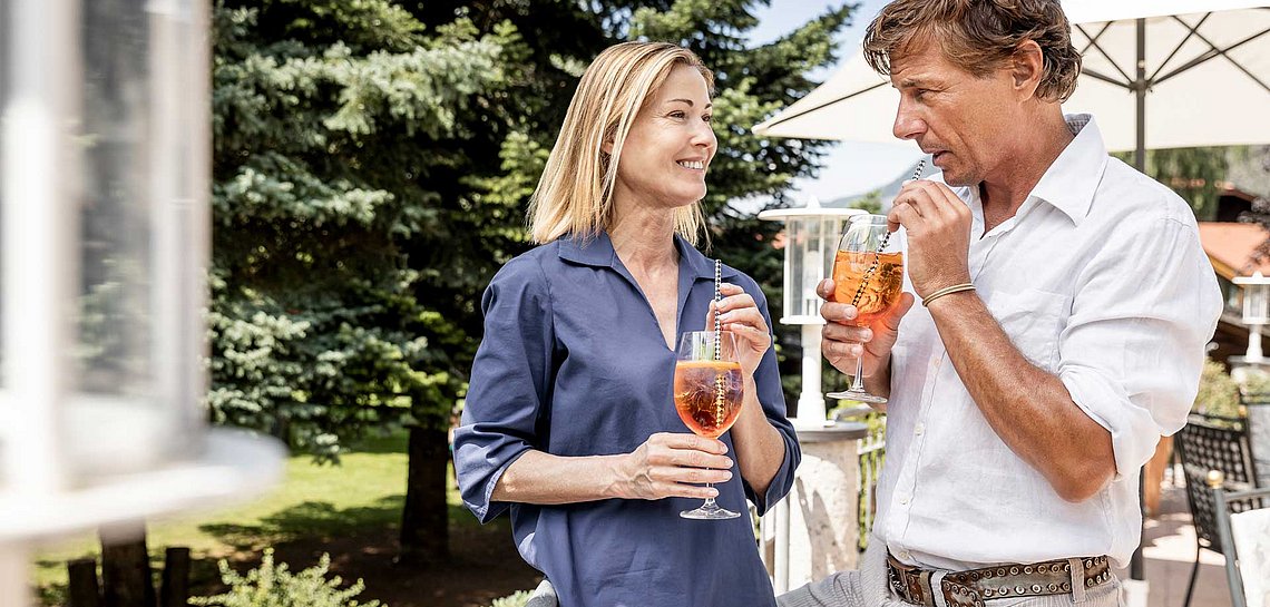 Paar trinkt Wein im Garten