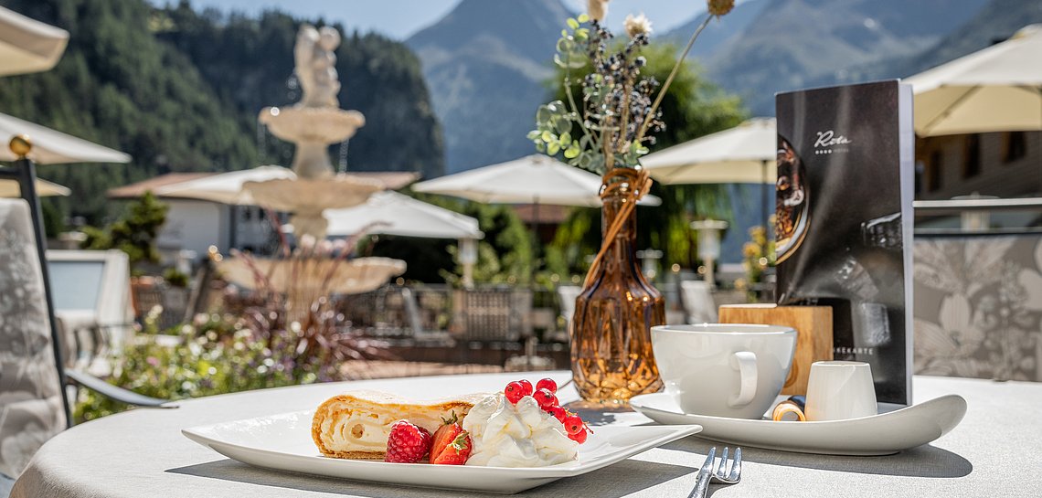 Nachmittags-Kuchen und Kaffee auf der Terrasse im Hotel Rita