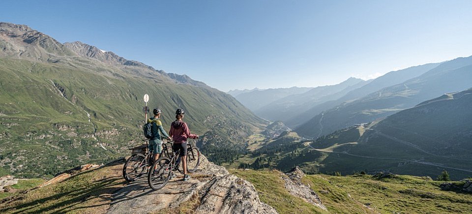 Biker am Berg mit Blick ins Tal