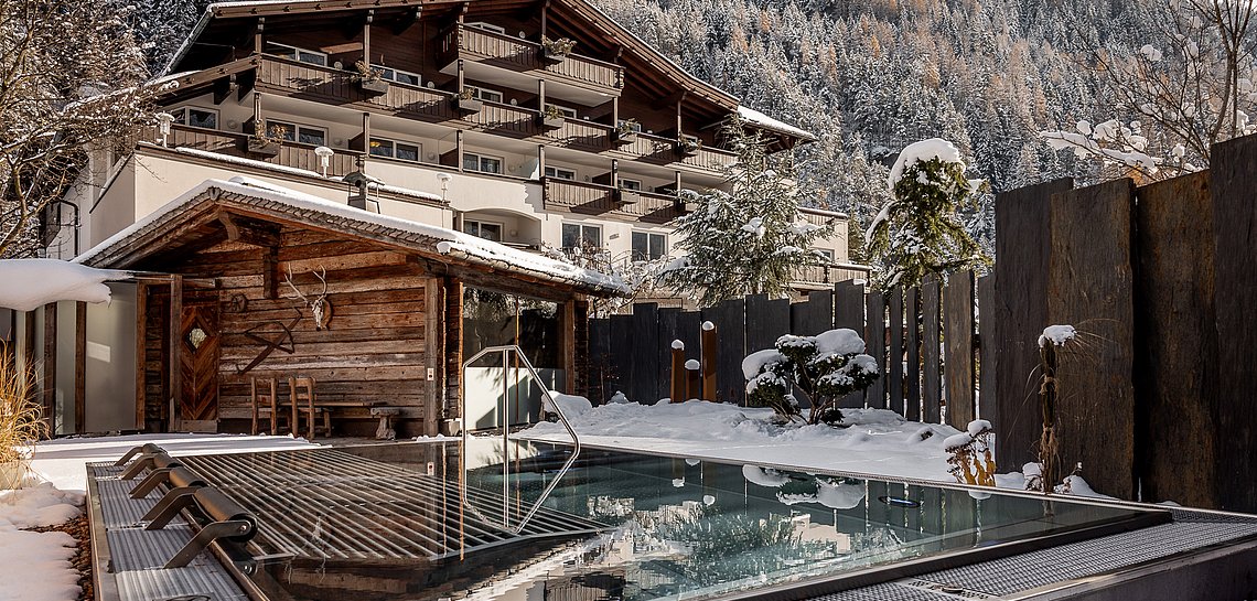 Pool mit Blick in den winterlichen Garten