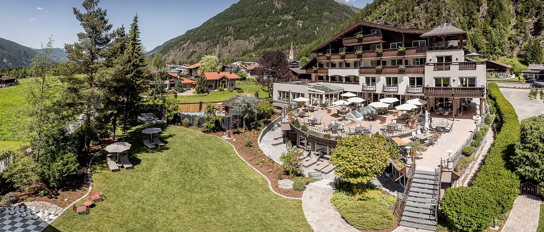 Hotelbild im Sommer mit Garten