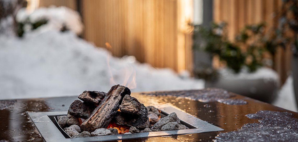Blick auf die Feuerstelle bei der Außensauna