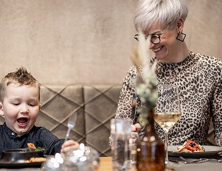 Mutter mit Sohn beim Essen im Restaurant