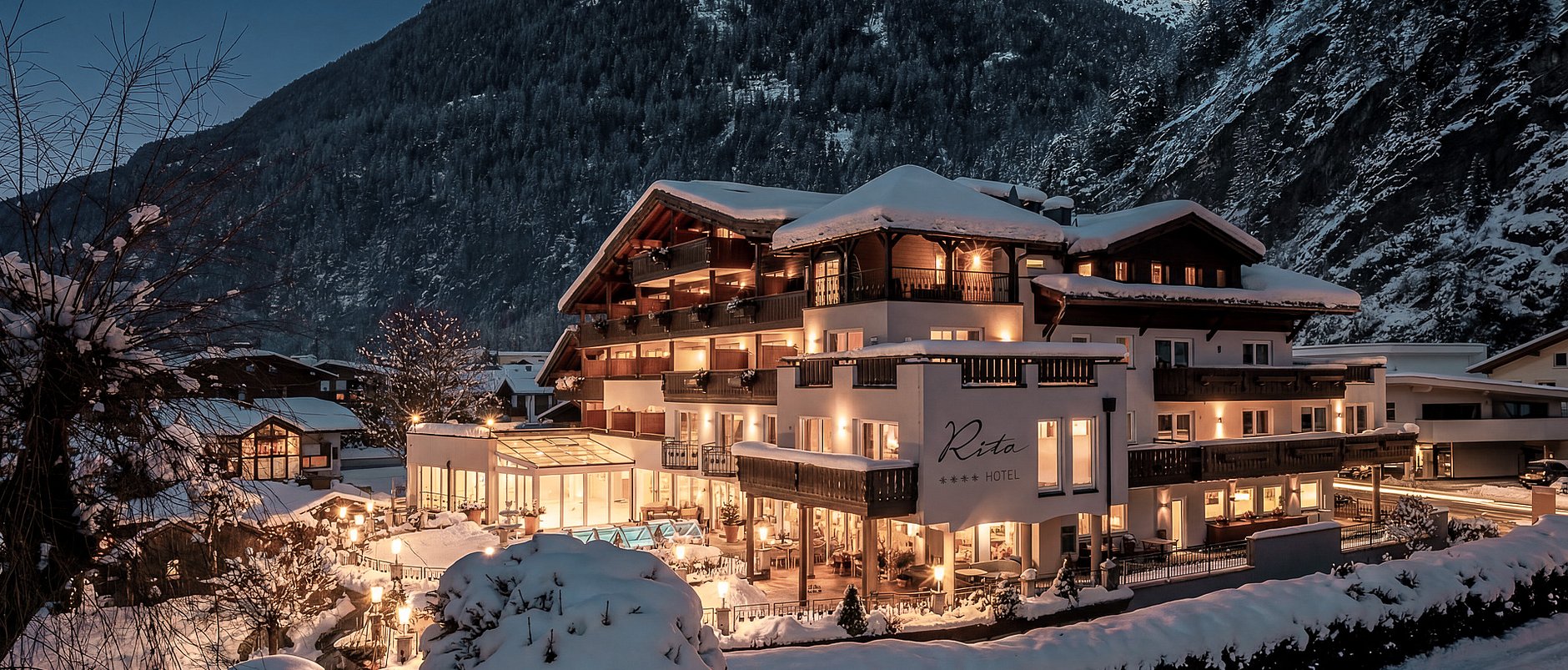 Hotelbild von der Seite im Winter bei Nacht
