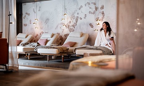 Frau auf Liege in Ruheraum