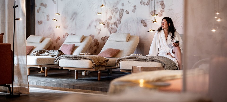 Frau auf Liege in Ruheraum