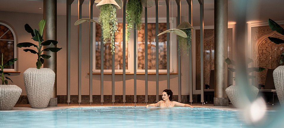 Frau im Pool in der Sprudelecke