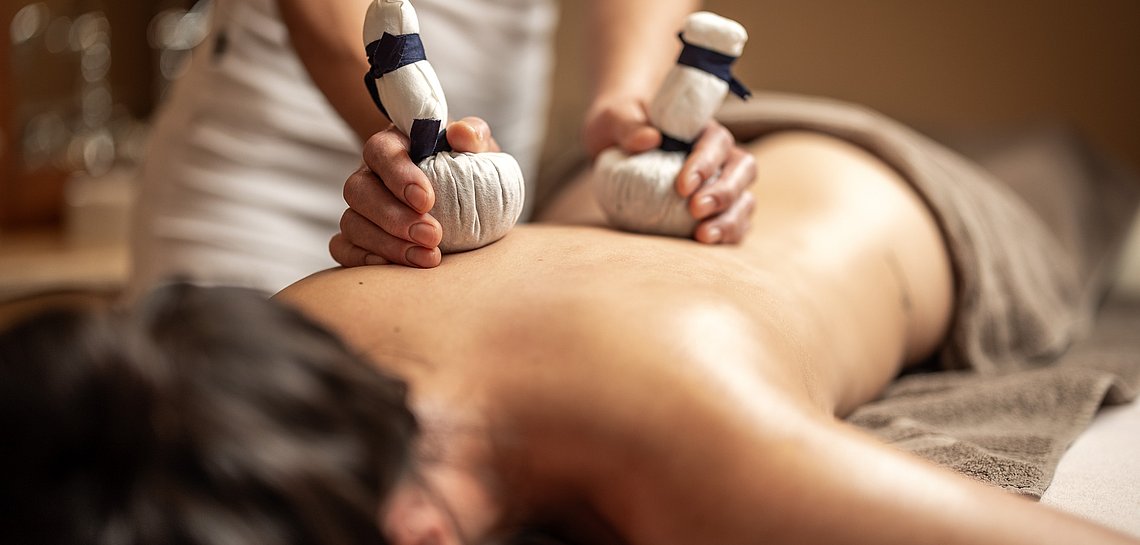 Frau bei der Massage