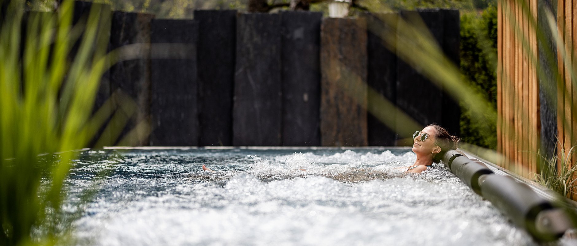 Frau im Relaxpool im Garten