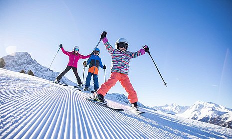 Skifahren mit der Familie in Hochoetz