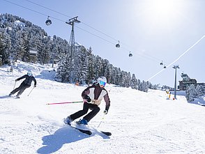 Skifahrer im Skigebiet Hochoetz