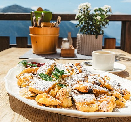 Kaiserschmarrn auf einem Teller 