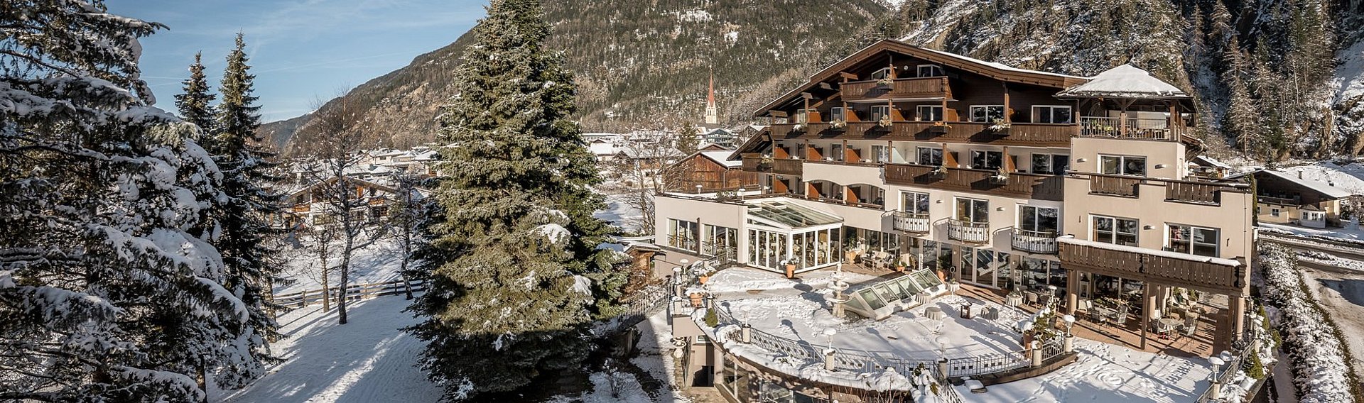 Hotelansicht mit Garten im Winter