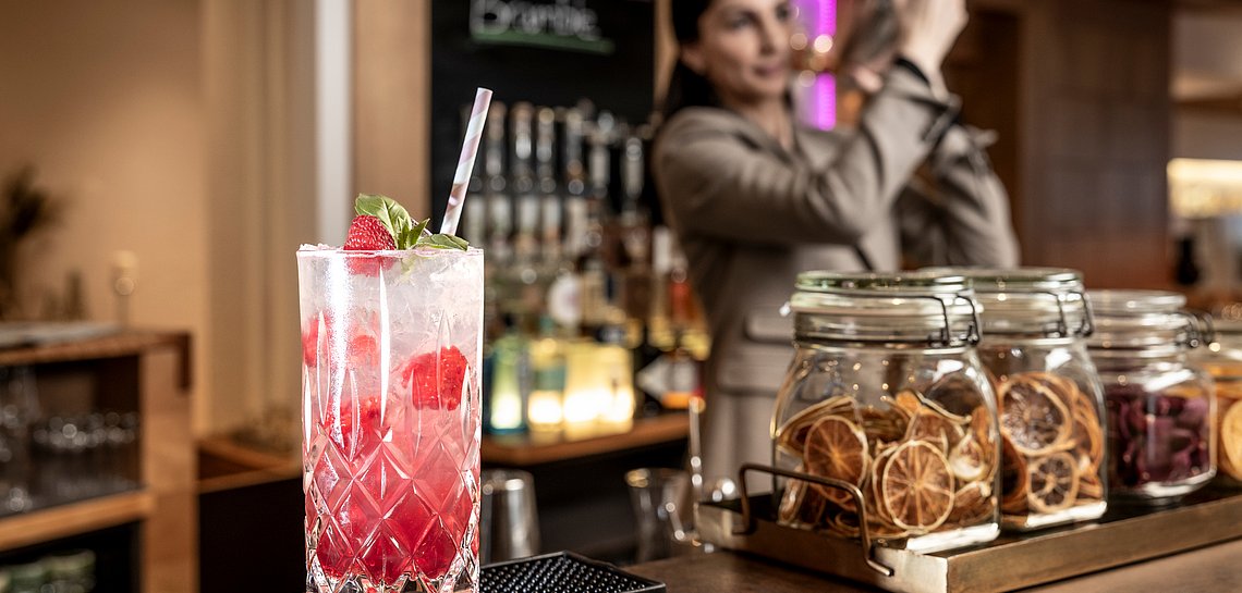 Cocktail und Barkeepering in der Hotel Rita Bar